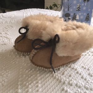 ❄️MINNETONKA❄️Genuine Shearling Moccasin Booties Size 1 FAST SHIPPING 💌